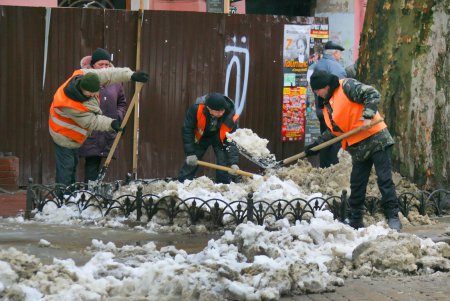 Вывоз снега с магистральных улиц Одессы (фоторепортаж)