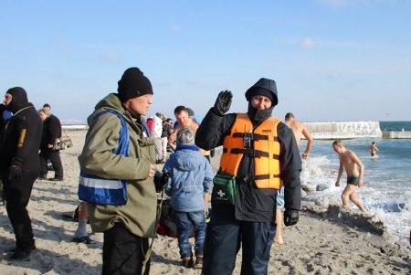 С верой в душе и улыбками на лицах: в Одессе — Крещенские купания! (фото)
