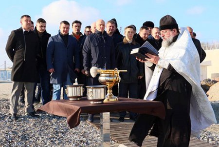 Мэр Одессы окунулся в ледяную воду и поздравил одесситов с Крещением Господним (фото)