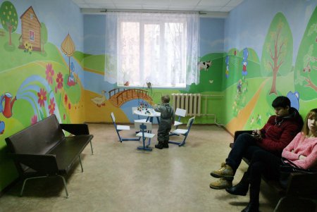 Пациентам детской поликлиники помогает Алиса Льюиса Кэрролла (фоторепортаж)