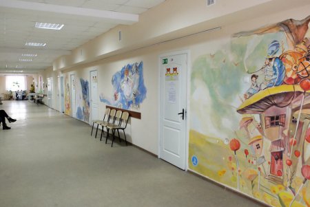 Пациентам детской поликлиники помогает Алиса Льюиса Кэрролла (фоторепортаж)