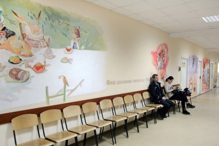Пациентам детской поликлиники помогает Алиса Льюиса Кэрролла (фоторепортаж)