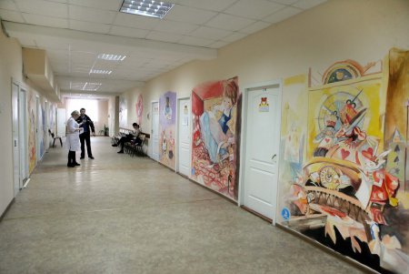 Пациентам детской поликлиники помогает Алиса Льюиса Кэрролла (фоторепортаж)