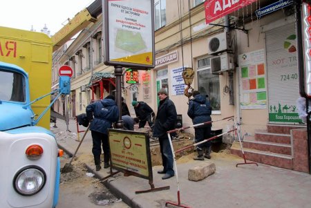 Повреждение теплоснабжающей магистрали в центре Одессы устраняется (фото)