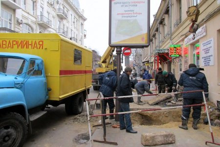 Повреждение теплоснабжающей магистрали в центре Одессы устраняется (фото)