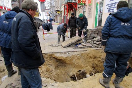 Повреждение теплоснабжающей магистрали в центре Одессы устраняется (фото)