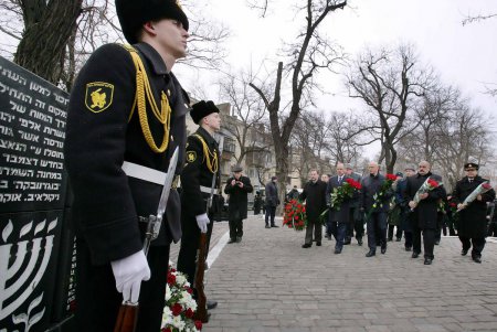 Жестокий урок для будущих поколений: в Одессе почтили память жертв Холокоста (фото)