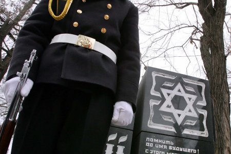 Жестокий урок для будущих поколений: в Одессе почтили память жертв Холокоста (фото)