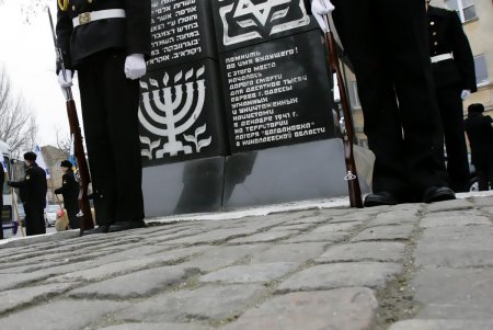 Жестокий урок для будущих поколений: в Одессе почтили память жертв Холокоста (фото)