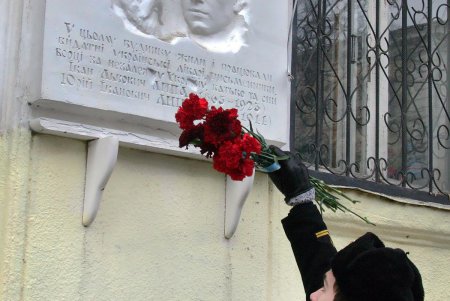 Одесситы почтили память Героев Крут (фоторепортаж)