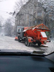 На улицах города постоянно работает снегоуборочная техника (фото)