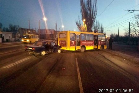 На жилмассиве Котовского столкнулись три авто: водитель получил телесные повреждения (фото)