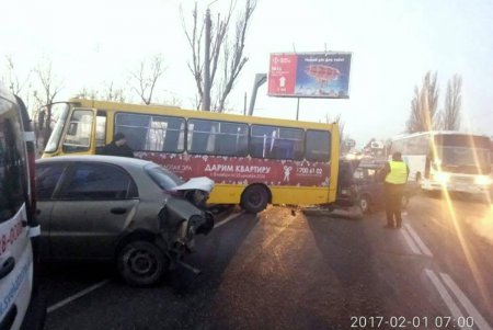 На жилмассиве Котовского столкнулись три авто: водитель получил телесные повреждения (фото)