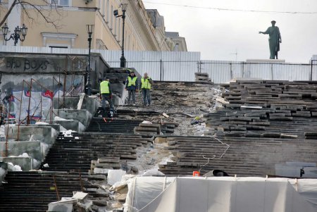Потемкинская лестница стала не проходной до середины мая (фоторепортаж)