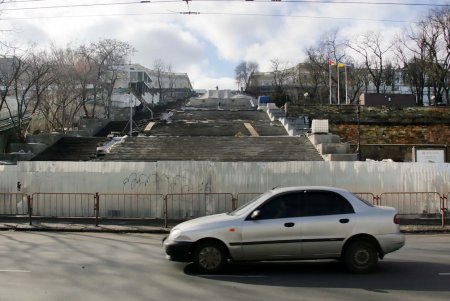 Потемкинская лестница стала не проходной до середины мая (фоторепортаж)