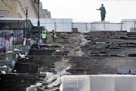 Потемкинская лестница стала не проходной до середины мая (фоторепортаж)