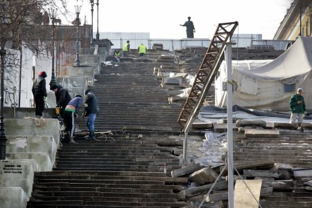Потемкинская лестница стала не проходной до середины мая (фоторепортаж)