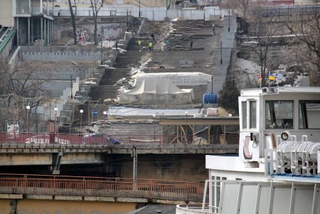 Потемкинская лестница стала не проходной до середины мая (фоторепортаж)
