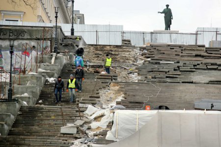 Потемкинская лестница стала не проходной до середины мая (фоторепортаж)