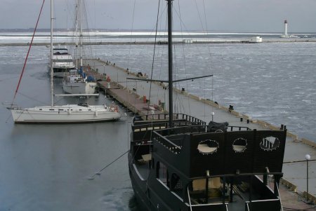 В Одессе море стало ледяным и сказочным (фоторепортаж)