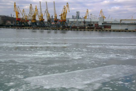 В Одессе море стало ледяным и сказочным (фоторепортаж)