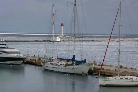 В Одессе море стало ледяным и сказочным (фоторепортаж)