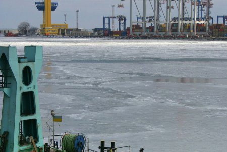 В Одессе море стало ледяным и сказочным (фоторепортаж)