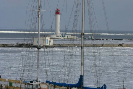 В Одессе море стало ледяным и сказочным (фоторепортаж)