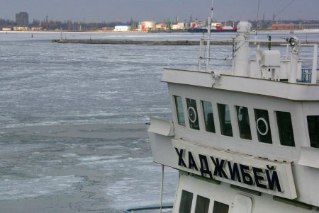 В Одессе море стало ледяным и сказочным (фоторепортаж)