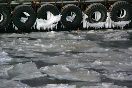 В Одессе море стало ледяным и сказочным (фоторепортаж)