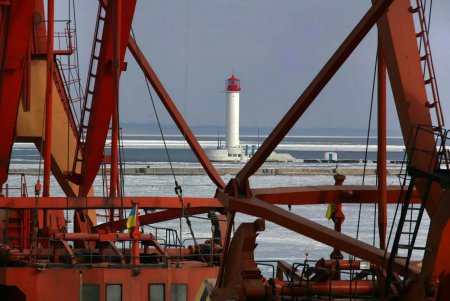 В Одессе море стало ледяным и сказочным (фоторепортаж)