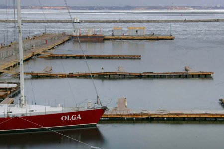 В Одессе море стало ледяным и сказочным (фоторепортаж)