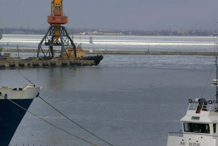 В Одессе море стало ледяным и сказочным (фоторепортаж)