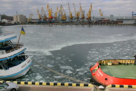 В Одессе море стало ледяным и сказочным (фоторепортаж)