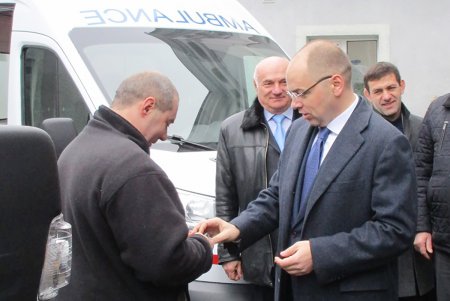 Новые автомобили скорой медицинской помощи отправились в южные районы Одесского региона (фото)