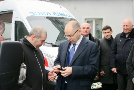 Новые автомобили скорой медицинской помощи отправились в южные районы Одесского региона (фото)
