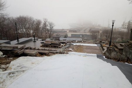 Накануне непогоды проведена гидроизоляция Потемкинской лестницы (фото)