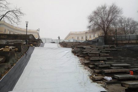 Накануне непогоды проведена гидроизоляция Потемкинской лестницы (фото)