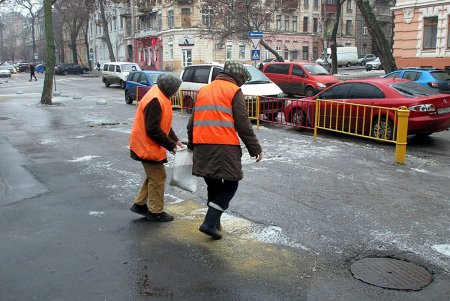 Гололед превратил одесских коммунальщиков в сеятелей (фото)