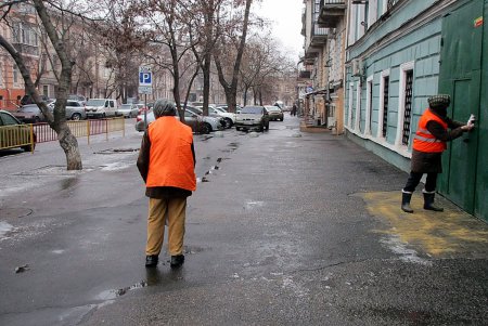 Гололед превратил одесских коммунальщиков в сеятелей (фото)