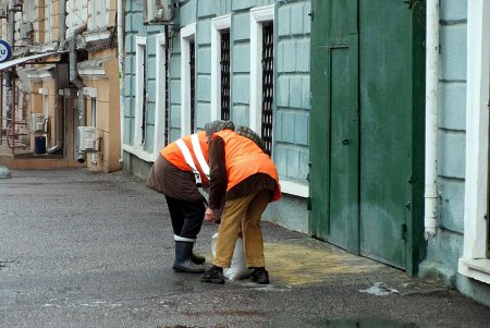Гололед превратил одесских коммунальщиков в сеятелей (фото)