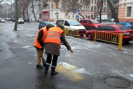 Гололед превратил одесских коммунальщиков в сеятелей (фото)