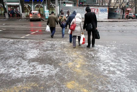 Гололед превратил одесских коммунальщиков в сеятелей (фото)