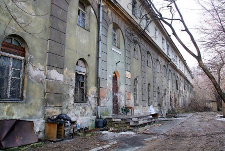 Здание бывшей Мореходной школы возвращается из бомжатника  (фоторепортаж)