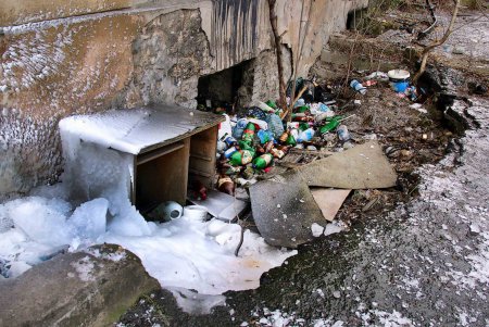 Здание бывшей Мореходной школы возвращается из бомжатника  (фоторепортаж)