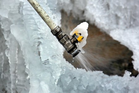 Здание бывшей Мореходной школы возвращается из бомжатника  (фоторепортаж)