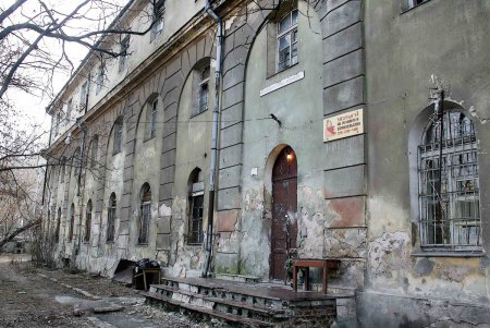 Здание бывшей Мореходной школы возвращается из бомжатника  (фоторепортаж)