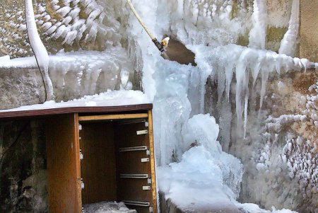 Здание бывшей Мореходной школы возвращается из бомжатника  (фоторепортаж)