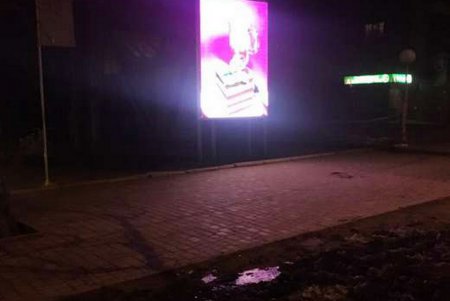 В Одессе снесли очередную незаконную рекламную конструкцию (фото)