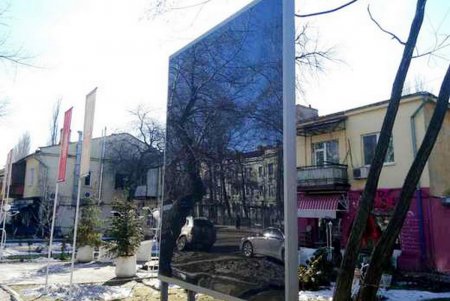 В Одессе снесли очередную незаконную рекламную конструкцию (фото)
